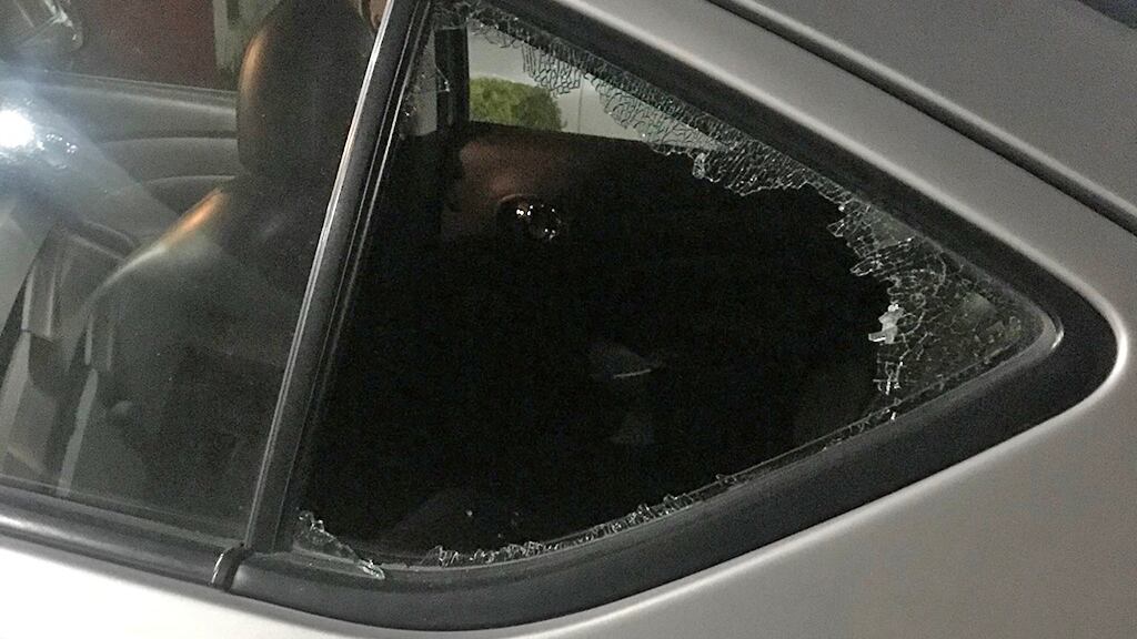 Expertos recomiendan no dejar mochilas o bolsos a la vista dentro de vehículos estacionados.