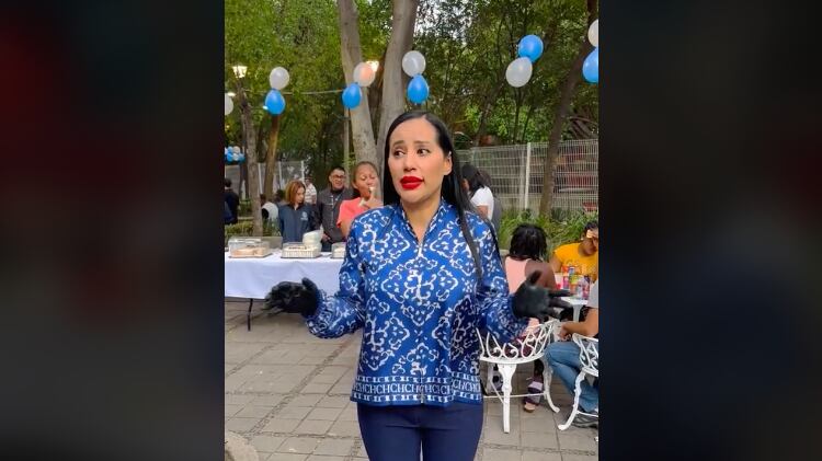 El precio de la blusa de Sandra Cuevas oscila en los 8,000 y 13,000 pesos.