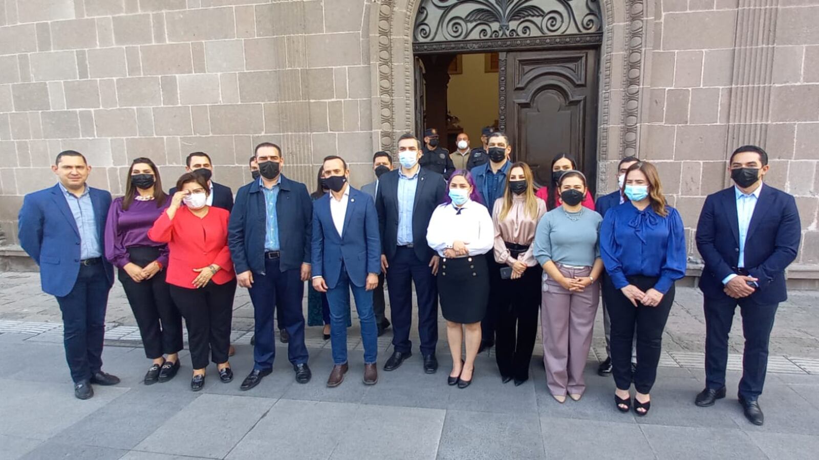 Todos los miembros de las bancadas del PRI y del PAN se presentaron en el Palacio de Gobierno para ejercer presión.