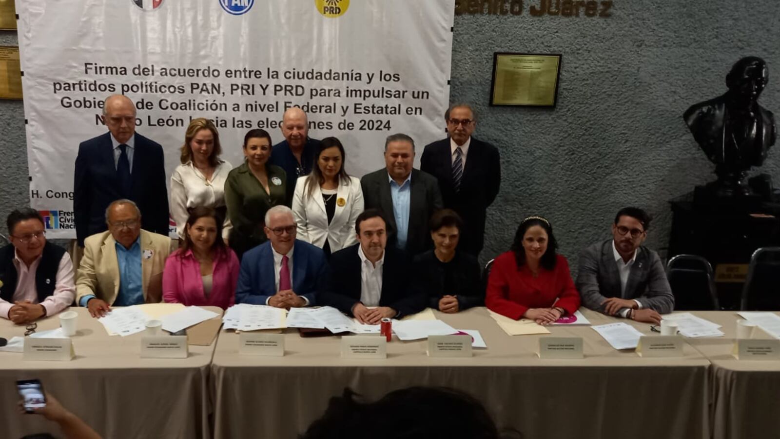 Representantes de partidos y de organizaciones ciudadanas firmaron el acuerdo en Congreso de NL.
