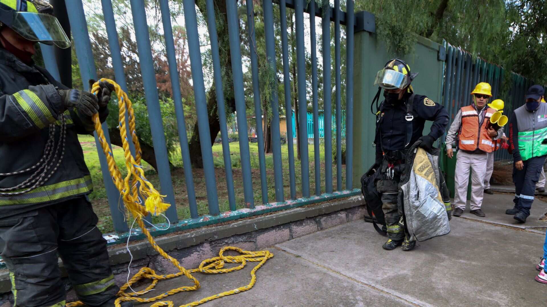 Coladeras destapadas representan un riesgo para peatones, ciclistas, moteros y automovilistas.