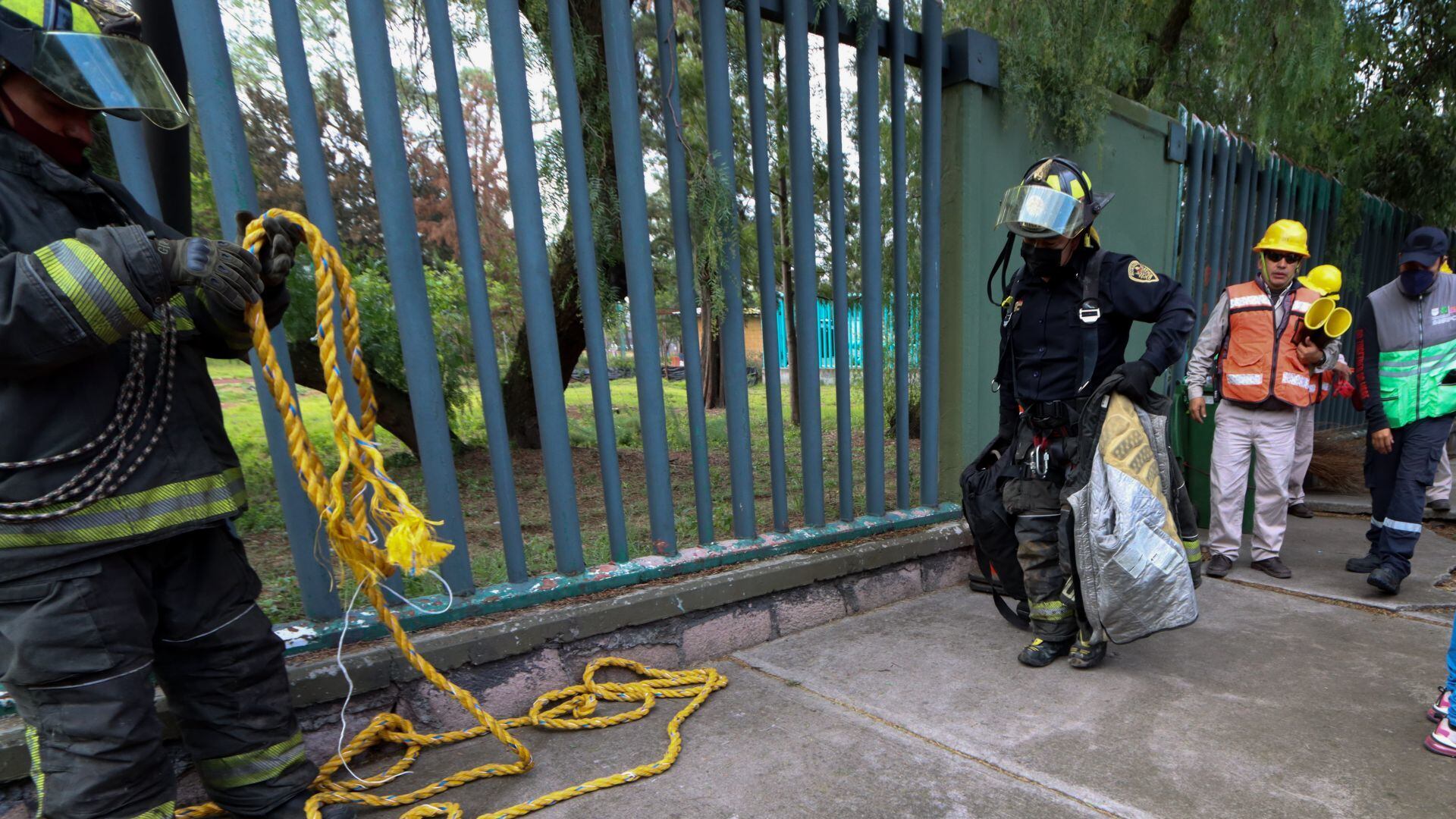 Coladeras destapadas representan un riesgo para peatones, ciclistas, moteros y automovilistas.