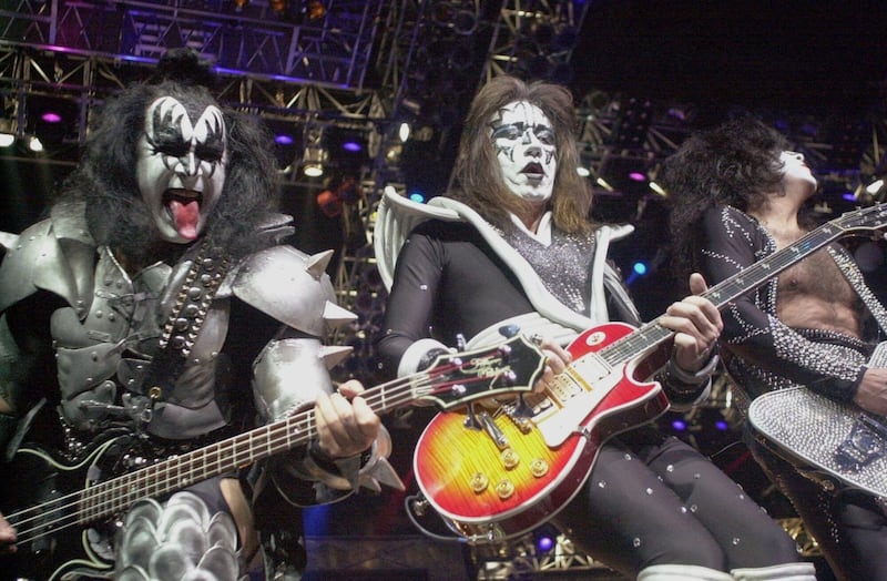 Muere guitarrista y cofundador de KISS a los 74 años