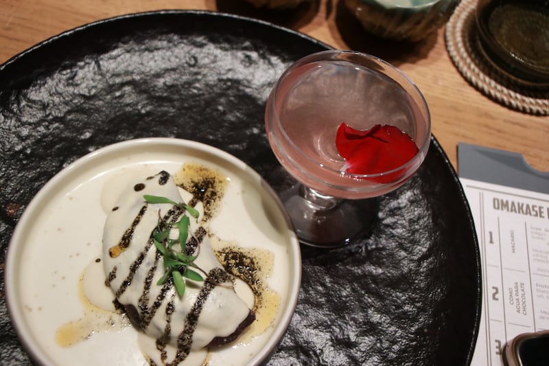 La experiencia sensorial que ofrece Tahona Mezcal Room celebra lo mejor de México: su cine, su bebida nacional y el talento de quienes han sabido preservar las tradiciones con orgullo y creatividad