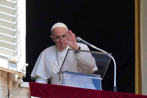 Papa Francisco reaparece en su balcón del Vaticano tras su cirugía