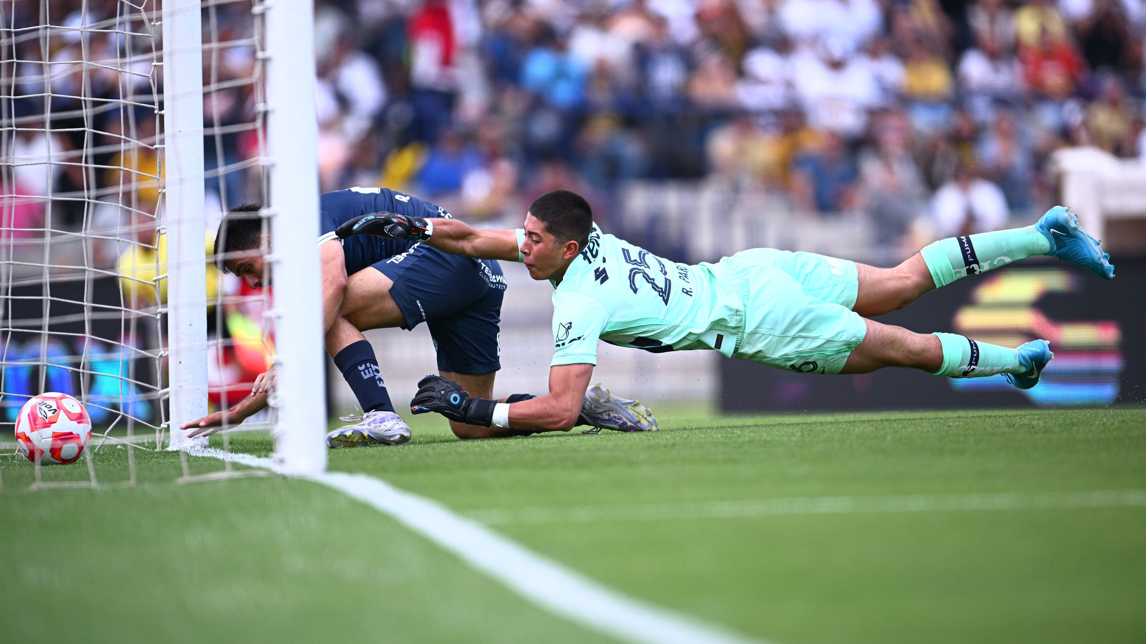 Rodrigo Parra volvió a equivocarse, ahora ante Pachuca.