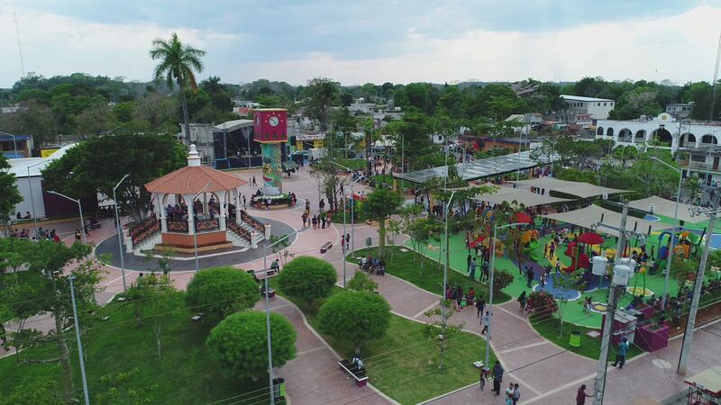 Román Meyer agradece a Mara Lezama la publicación de programas de planeacion en Quintana Roo