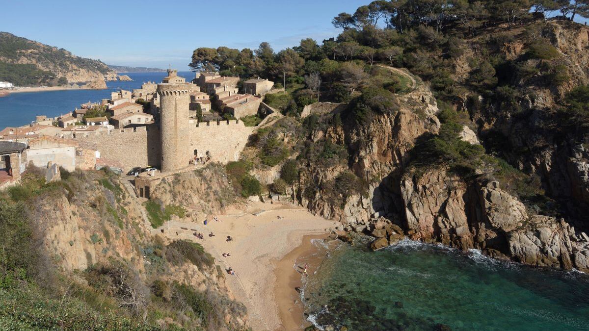 Turista mexicana pierde la vida tras caer de un acantilado en Tossa de Mar, España