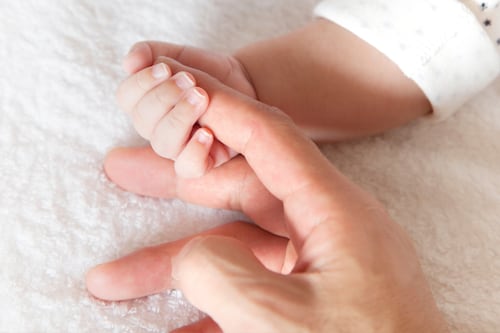 Bebé de un año llega de emergencia al hospital tras ingerir veneno para ratas: ya se investiga el caso