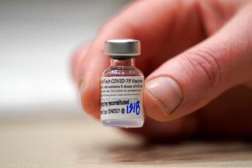 Israel autoriza aplicación de tercera dosis anticovid a adultos mayores