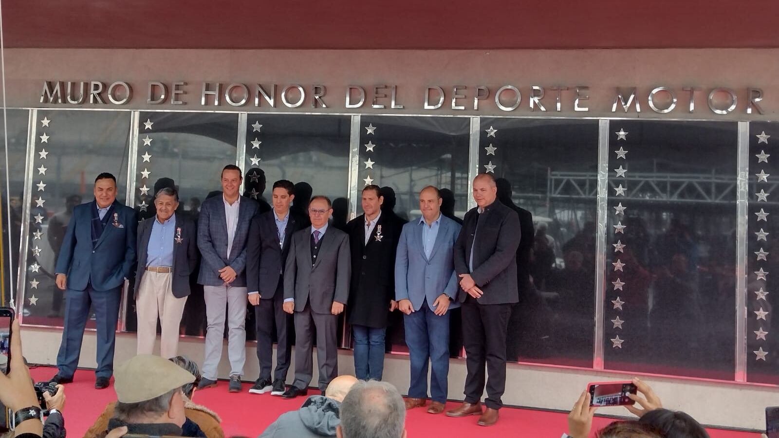 Federico González Compeán, director general del Gran Premio de México, fue el encargado de develar los res nuevos integrantes del Muro de Honor del Deporte Motor.