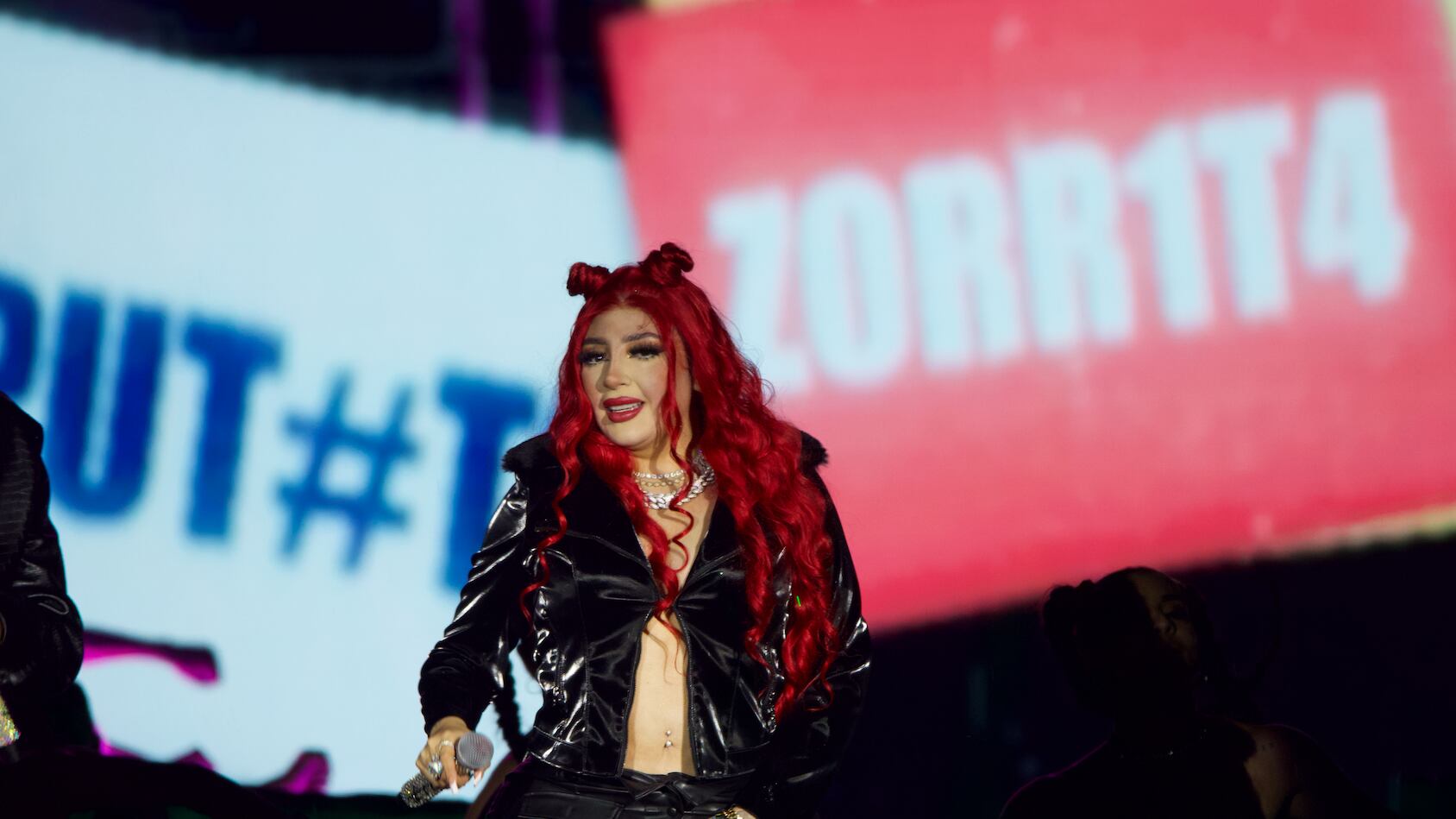 La llamada Reina de las poesías, Bellakath, tomó el escenario principal del festival.