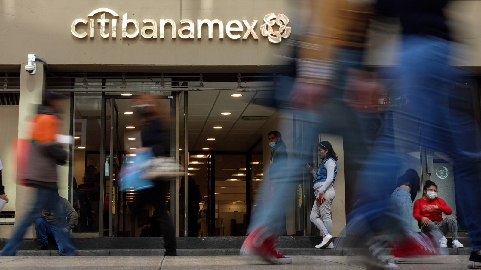 La separación administrativa de Banamex se concretará entre 2023 y 2025 y no tendrá ninguna afectación para los clientes ni cambios en las sucursales, cajeros automáticos y servicios de banca en línea.