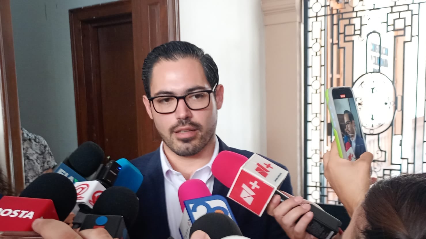 De la Peña señaló que en el municipio hay 2 mil 500 personas con créditos del Infonavit en Santiago.