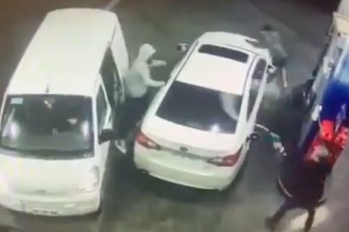 Hombre baña en gasolina a presuntos ladrones para evitar robo