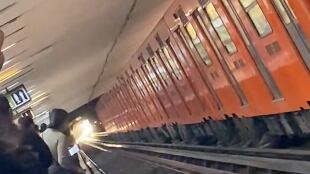 Personal de Protección Civil y Seguridad Industrial del Metro coordinaron el desalojo de trenes por la zona de vías.