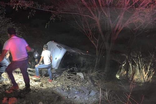 Volcadura de camión de pasajeros en carretera de Nayarit deja 18 muertos