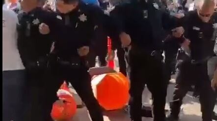 En los video se observa que los uniformados intentan detener el paso de la gente que se dice agredida.