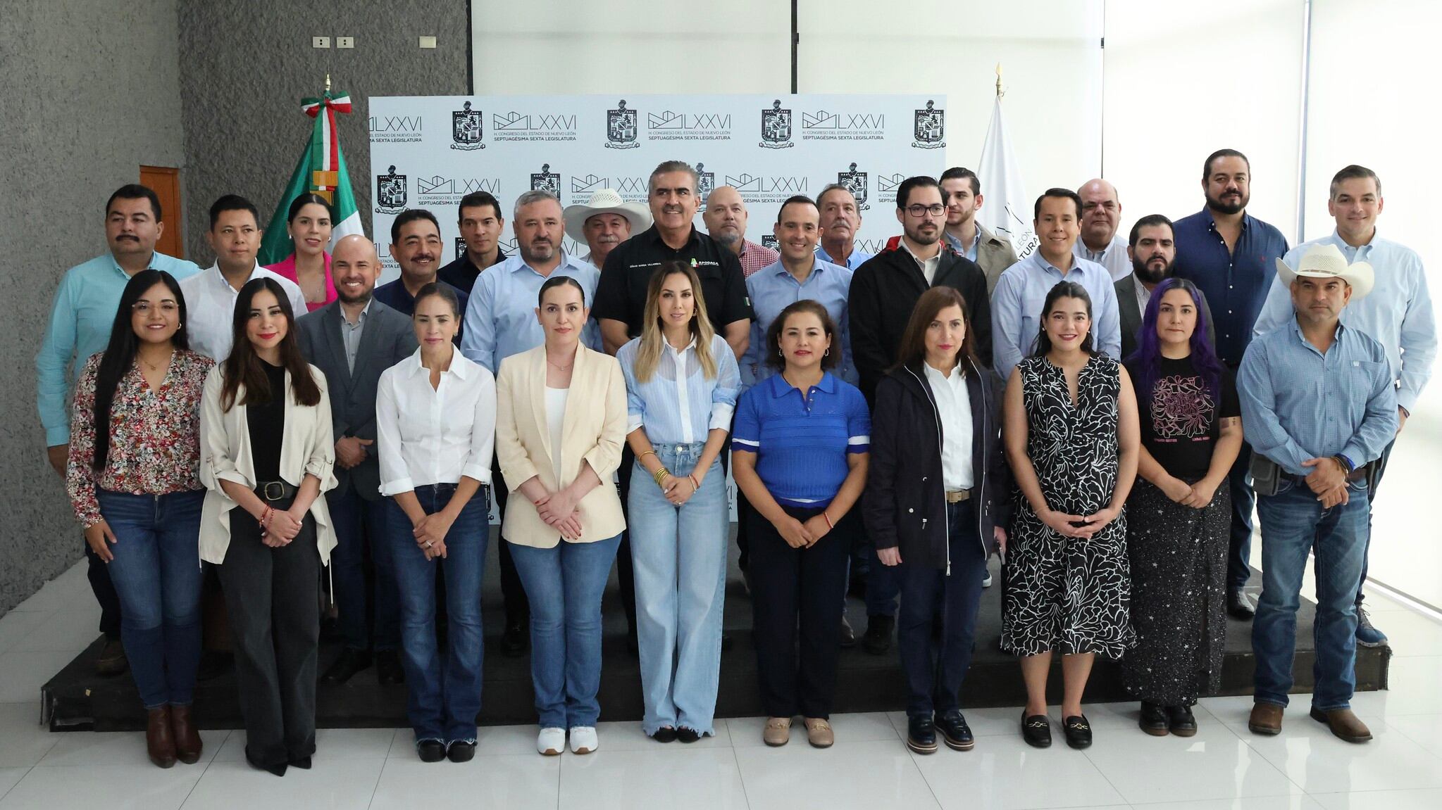 Legisladores y ediles urgen a que se empiece con la reconstrucción de zonas afectadas.