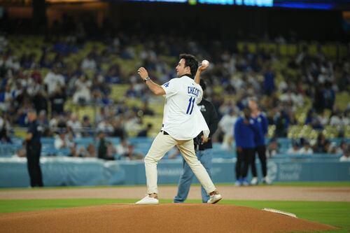 ¡Brilla hasta en el diamante! Checo Pérez lanza la primera bola en el Dodger Stadium