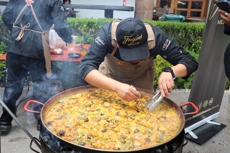 Los chefs Rogelio Castañón y Alfonso Ovalle son los autores de la mejor paella del mundo y describen a Publimetro el honor que tuvieron de representar a México en uno de los concursos más importantes en torno a este platillo y nos dan su receta ganadora.