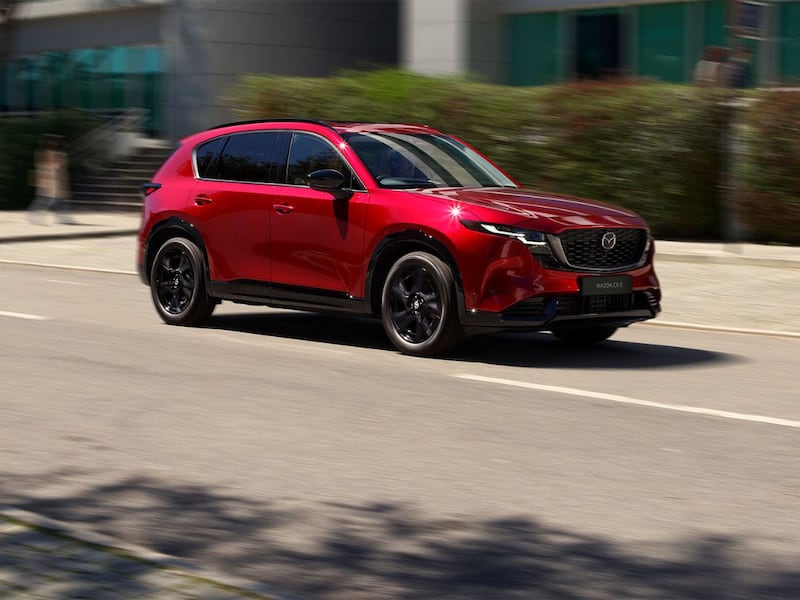 Mazda CX-5 2026 en movimiento en ciudad vinculada a dinámica de 100 mil likes en redes sociales