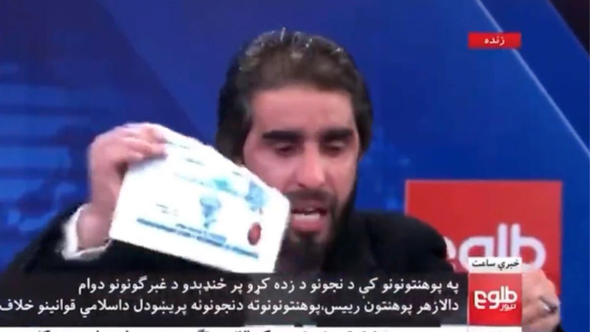 Detienen a profesor por protestar contra las restricciones a la educación de las mujeres.