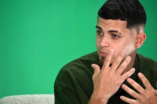 Creador de contenido deja sin luz a medio barrio al intentar atrapar una culebra