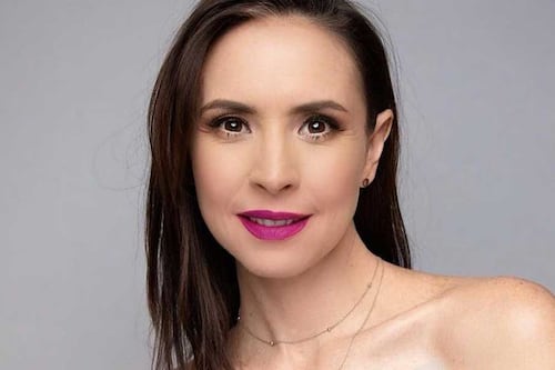 Andrea Torre, de “Una familia de diez”, cautiva en traje de baño vino tinto con escote off-shoulders