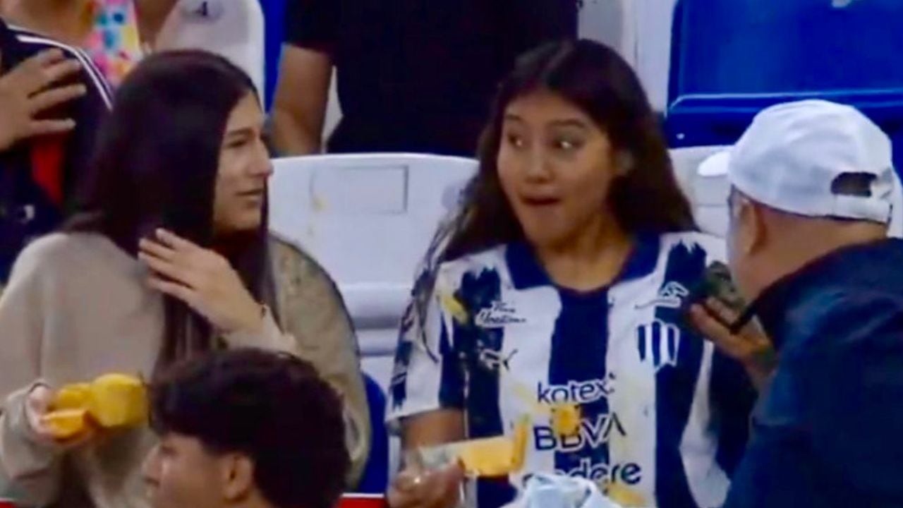Aficionada de Rayadas pierde sus nachos tras recibir un balonazo