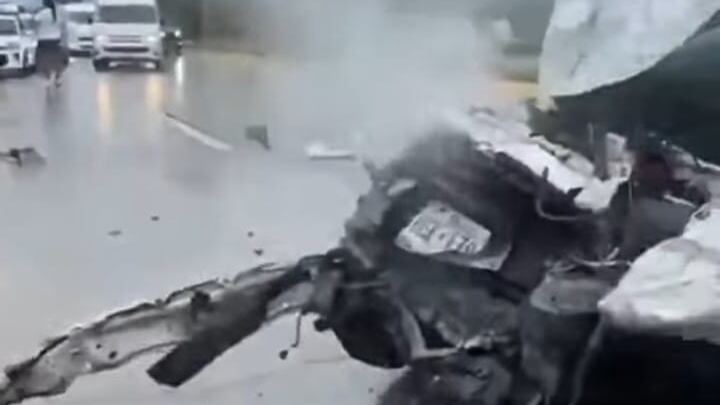 El impacto de la camioneta en la que viajaba la familia fue frontal.