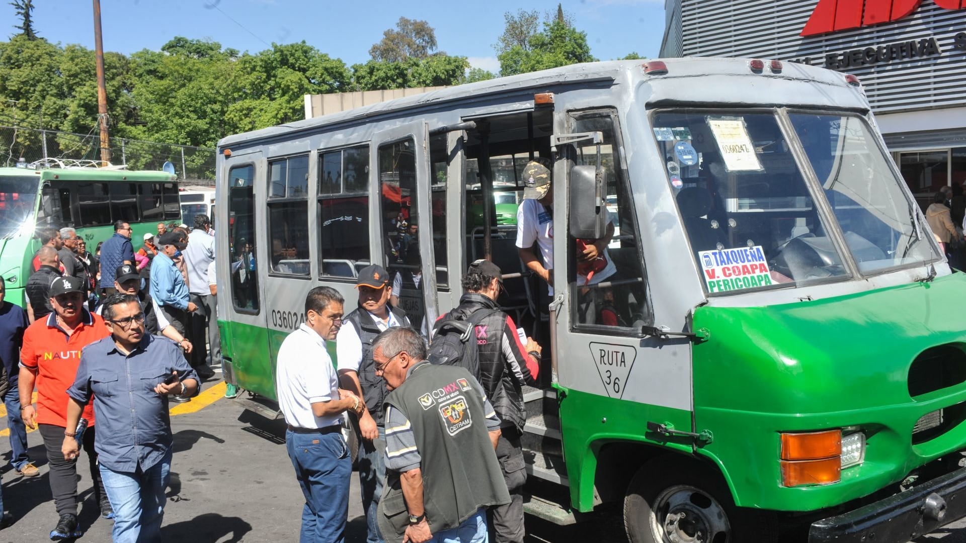 Microbuseros se oponen a creación de empresa de transporte
