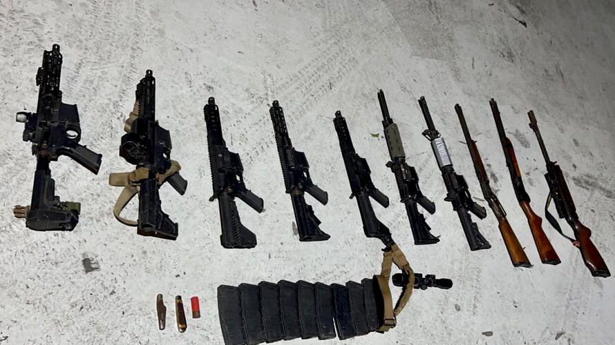 En el operativo también se aseguraron 10 armas largas de diversos calibres, cargadores abastecidos y equipo táctico.