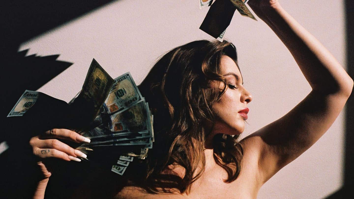 La actriz Julia Fox negó estar con el cantante por motivos de fama o de dinero, y que por el contrario ha disfrutado la relación.