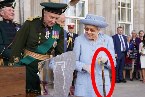 Bastón de la reina Isabel II intentó ser subastado por joven estafador