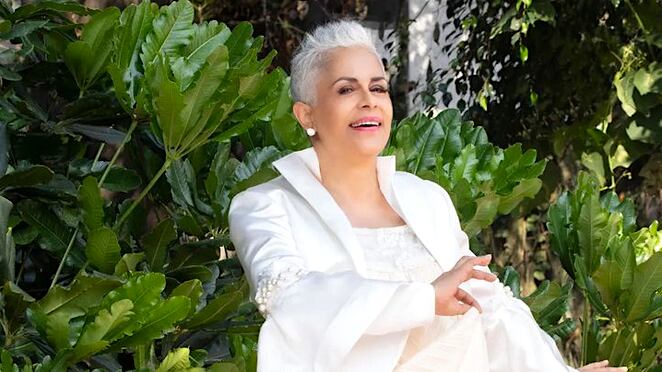 La cantante debuta como compositora al celebrar 50 años de carrera artística.