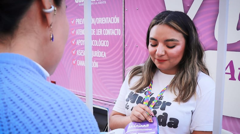 La Unidad Violeta brindó orientación y atención directa a mujeres y familias durante la Feria Estatal de León.