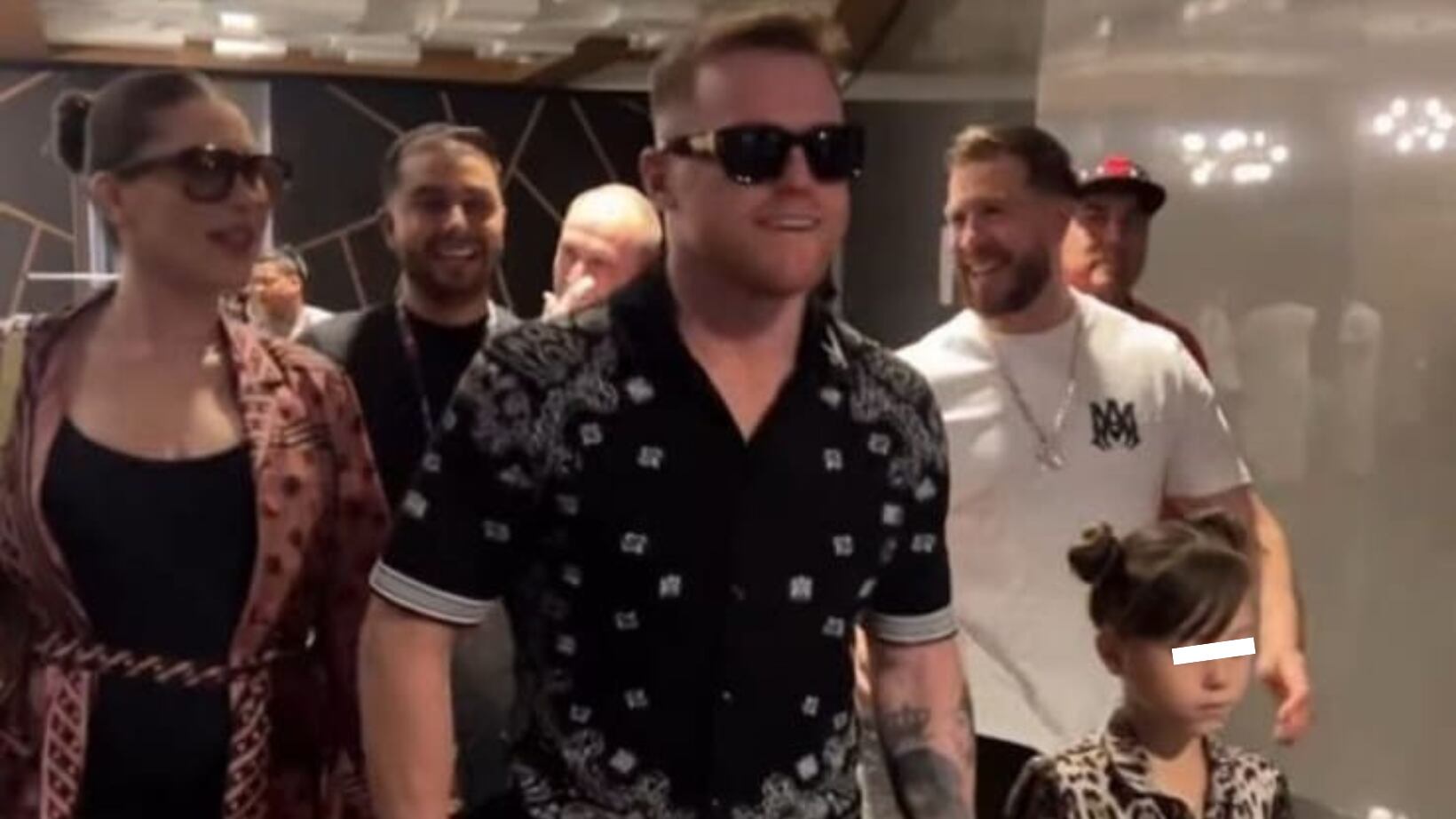 Canelo Álvarez llegó acompañado de su esposa e hija.