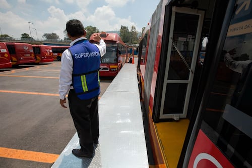 Implementan chatbots con IA para agilizar la operación del Metrobús en CDMX