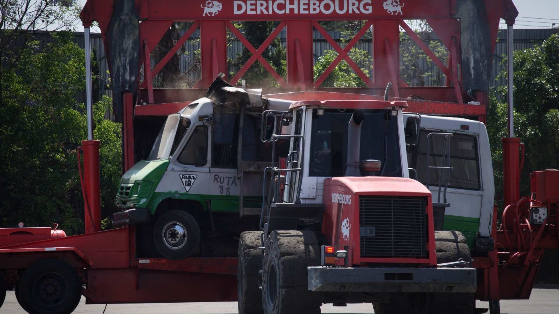 Proceso de chatarrización de unidades obsoletas de transporte público.