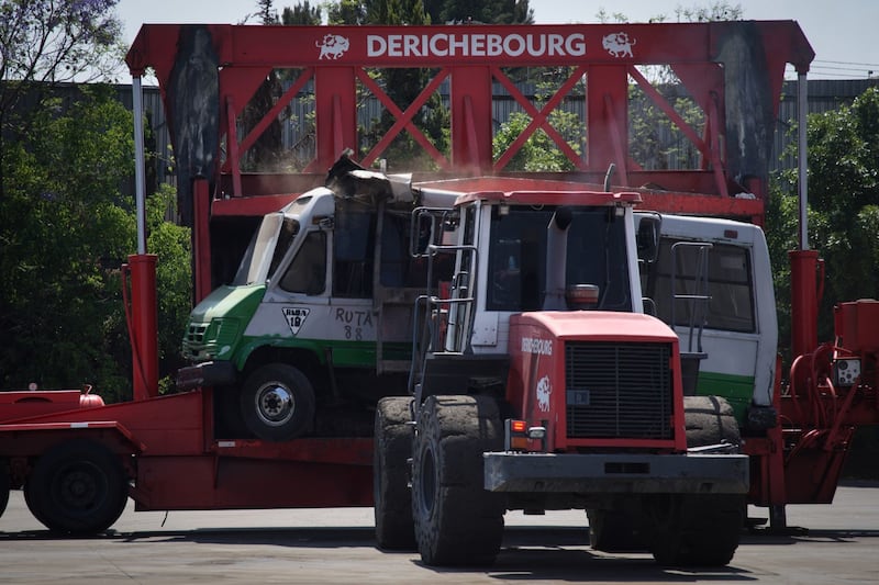 Proceso de chatarrización de unidades obsoletas de transporte público.