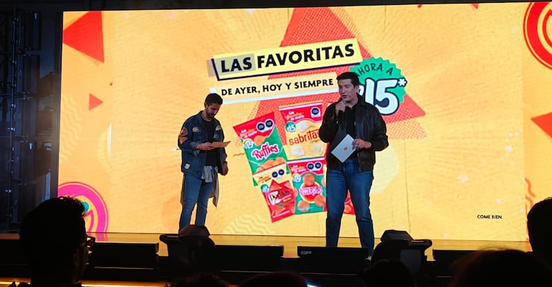 Entre tazos, pepsilindros, la clásica dona y un mini concierto, Fey recordó por qué marcó a toda una generación y sigue conectando con nuevas audiencias.