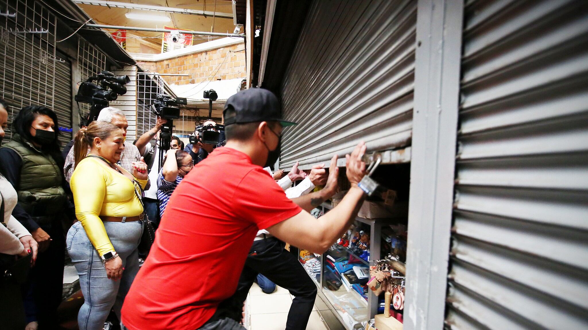 Las alas oriente y norte del mercado están de nuevo en funciones, cerca de dos mil locales.