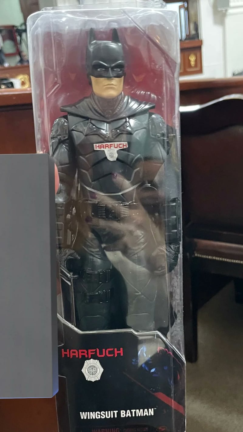 Muñeco de acción de Omar García Harfuch como Batman.