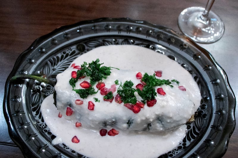 Gran Cantina Filomeno ofrece una experiencia única en una casona histórica frente al Parque Río de Janeiro, donde el chef Alfredo González prepara un chile en nogada que respeta la tradición y te transporta al México de principios del siglo XX