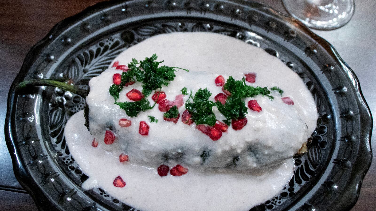 Gran Cantina Filomeno ofrece una experiencia única en una casona histórica frente al Parque Río de Janeiro, donde el chef Alfredo González prepara un chile en nogada que respeta la tradición y te transporta al México de principios del siglo XX