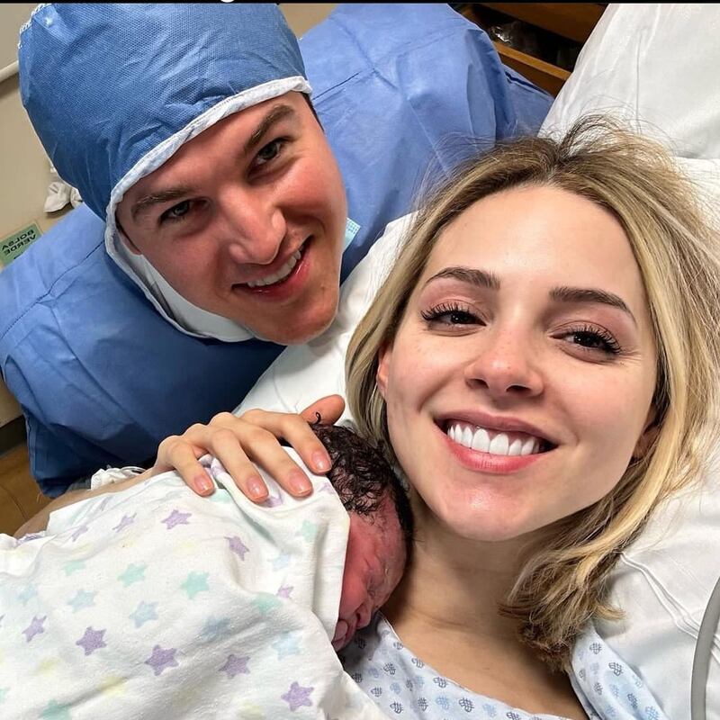 En plena madrugada, Samuel y Mariana dieron a conocer el nacimiento de su promogénita.