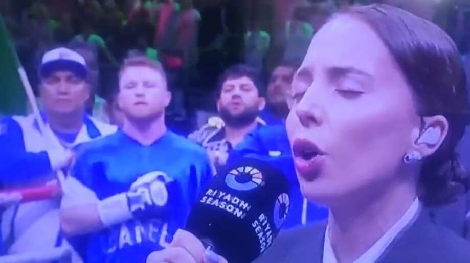 Majo Aguilar entonó el himno de México.