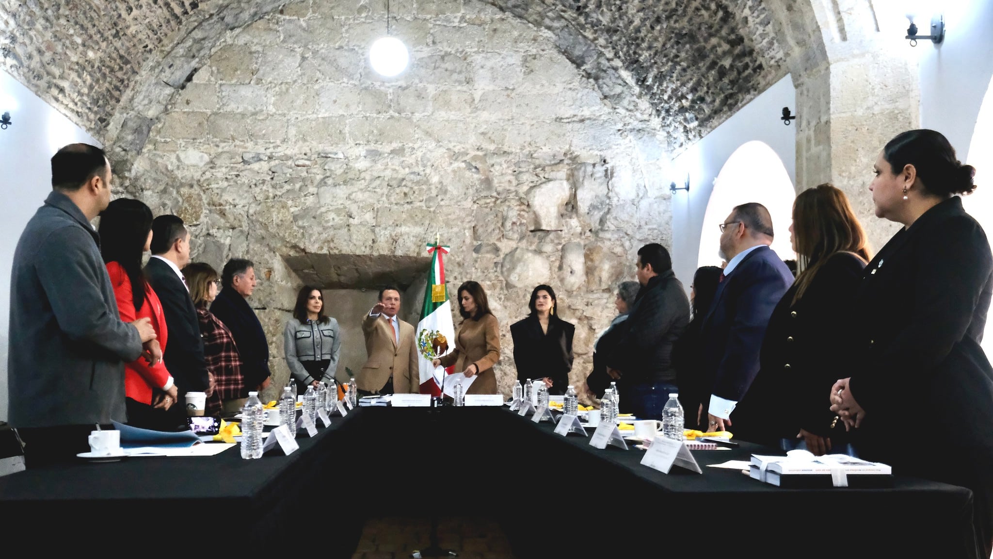 En una sesión solemne celebrada en el Palacio de Gobierno de Jalisco, Pablo Lemus Navarro, gobernador del Estado, asumió oficialmente su rol como integrante de la Junta de Coordinación Metropolitana (JCM). Con este acto, Lemus Navarro se convierte en el tercer mandatario estatal en formar parte de esta instancia, creada en 2014 para coordinar esfuerzos en beneficio del Área Metropolitana de Guadalajara (AMG).