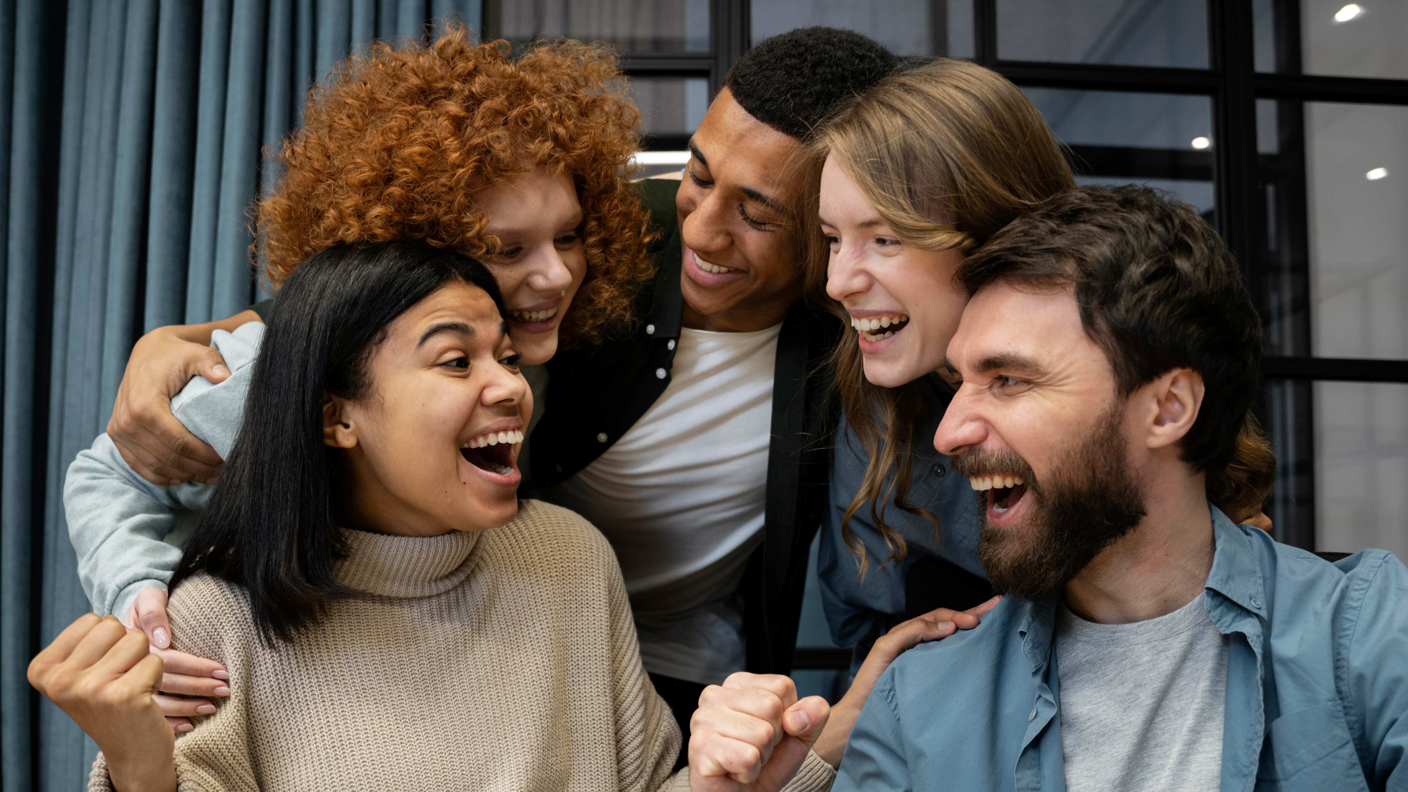 Cuando nos reímos liberamos ciertas sustancias bioquímicas que favorecen en las personas un estado de ánimo positivo. Foto: Freepik.